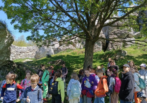 Dzieci na tle ruin zamku