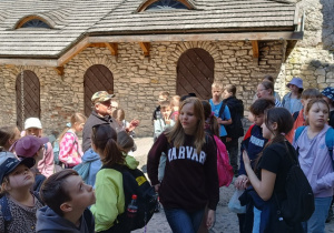 Uczniowie na dziedzińcu zamku w Ogrodzieńcu