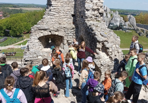 Uczniowie na zamku w Ogrodzieńcu