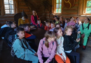 Uczniowie w dawnej chacie w Skansenie