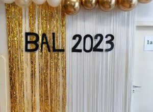 Dekoracja biało-złota z napisem Bal 2023