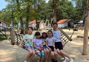 5 dziewczynek siedzi na hamaku