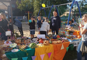 Stoły piknikowe klasy 4b i 8a.