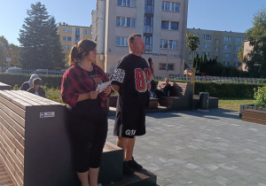 Pan dyrektor i nauczyciel bibliotekarz podczas powitania i oficjalnego otwarcia Pikniku.