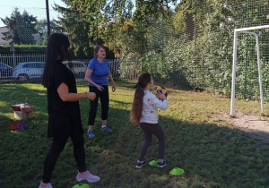 Uczniowie przed bramką piłkarską podczas konkurencji sportowych.