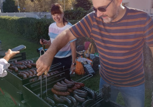 Grill, przy którym stoją rodzice z Rady Rodziców.