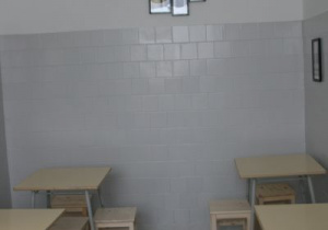 Stoliki w szkolnej stołówce.