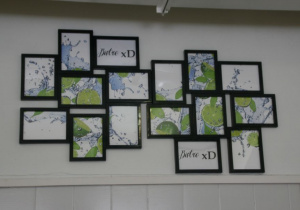 Obrazki na ścianie w jadalni szkolnej.